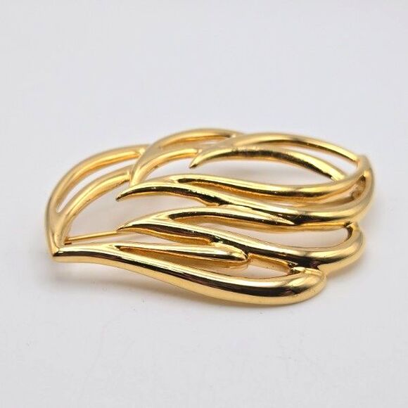 Vintage Monet Large Gold Tone Openwork Leaf Flame‎ Feather Brooch Signed - Picture 2 of 4
